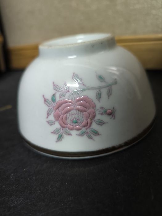Elegante Tigela de Porcelana com Brasão Português. 
Tigela em porcelan
