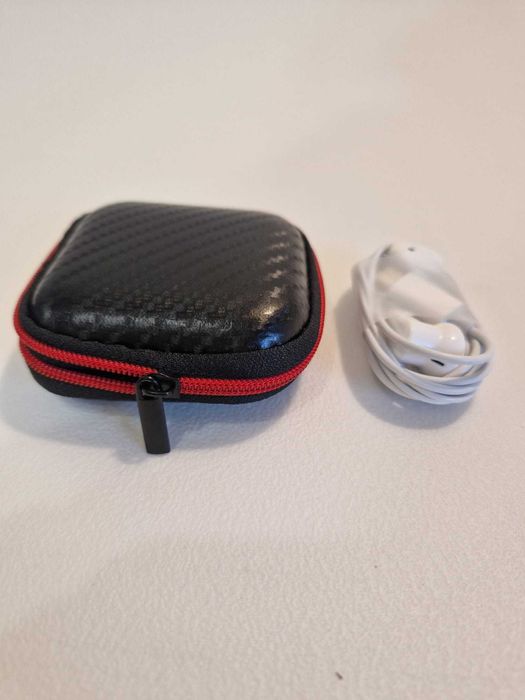 Przewodowe magnetyczne słuchawki douszne z etui i pilotem - białe