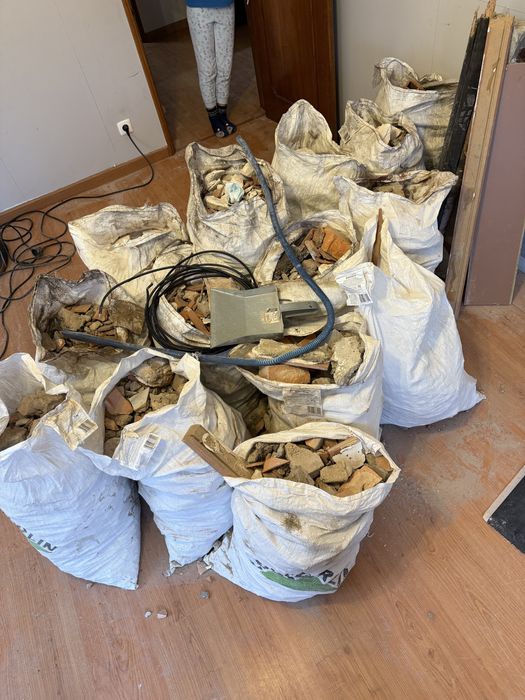 Entulho, dá-se a quem vier buscar