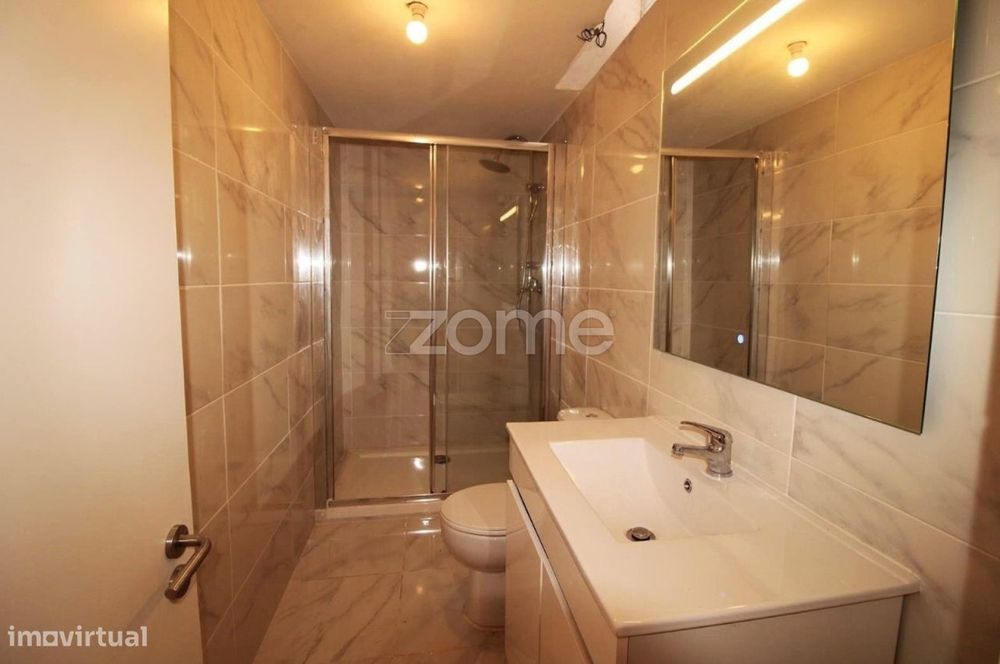 Loja Transformada em Espaço Habitacional Moderno no Laranjeiro Almada