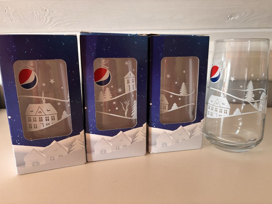 Szklanki Pepsi cola z akcentem świąt BN