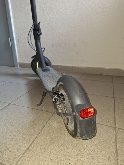 Продам электросамокат Xiaomi Mi Electric Scooter Essential