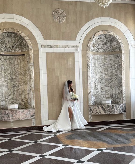 Весільна сукня зі шлейфом