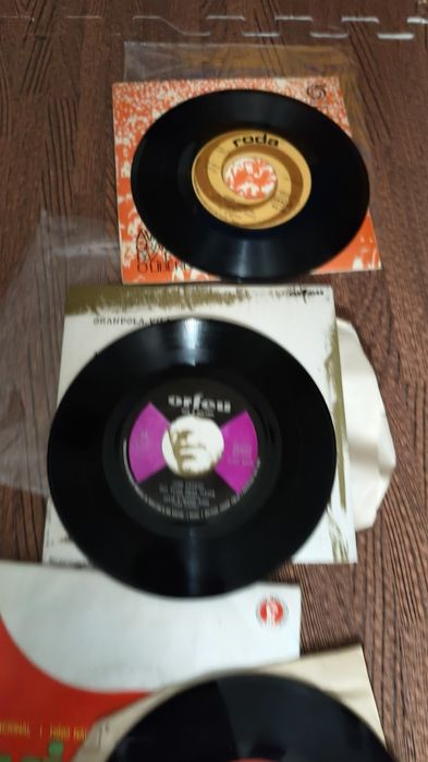 Paulo de Carvalho novo 
José Afonso 
Coimbra tem mais encanto 
Avante Camarada 
Vitoria Liberdade 
Capas e discos muito bom estado
15€