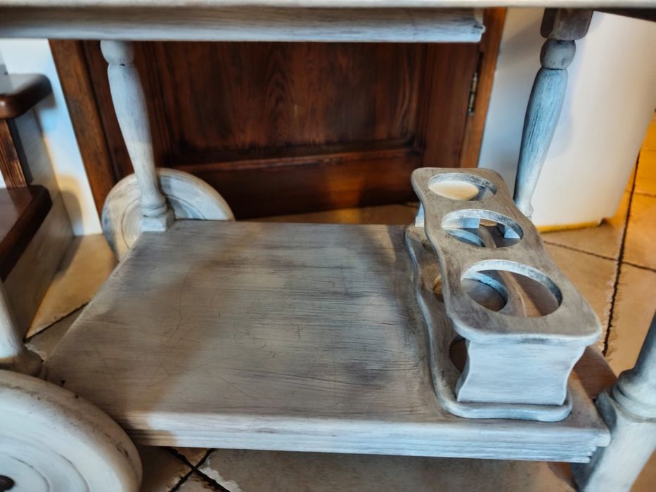 Dębowy barek na kółkach