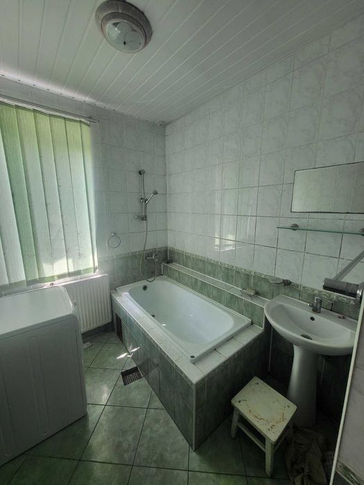 Продаж цегляного будинку з гарною земельною ділянкою, центр міста.