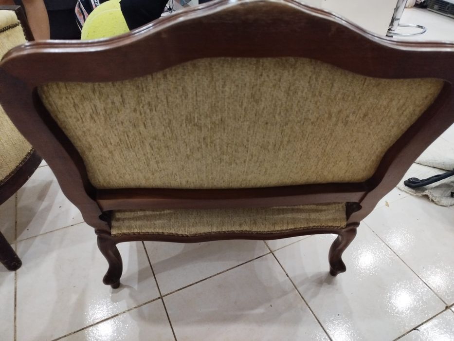 Poltrona vintage em tecido e madeira nogueira.