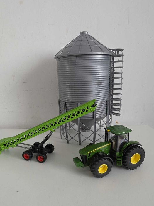 Siku zestaw John Deere 1:50 ciągnik + Elevator taśmociąg podajnik siana