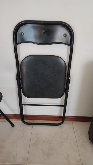 Cadeiras pretas dobráveis