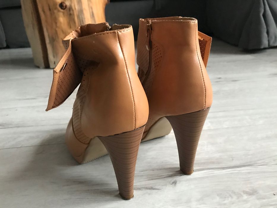 Botki camel na obcasie 39