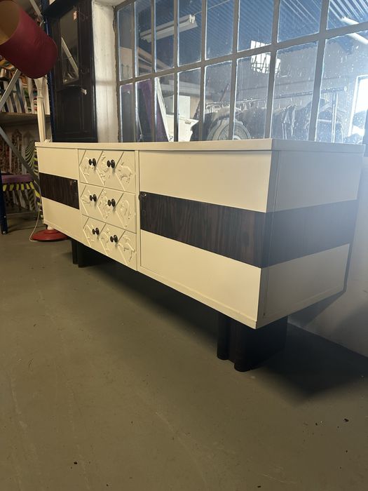 Aparador Lacado de Branco com pormenores em madeira