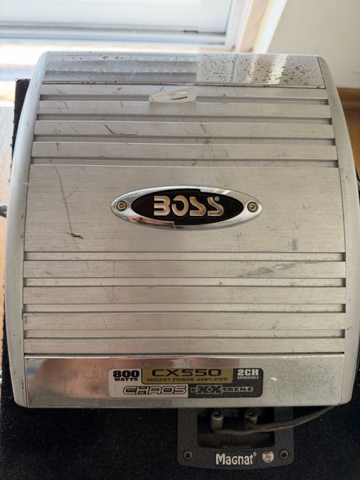 Subwoofer Magnat AD130 Reflex 1200W + Amplificador Boss 800W