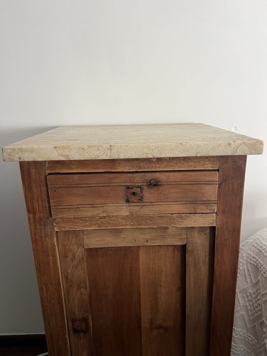 Mesas de cabeceira com tampo de mármore