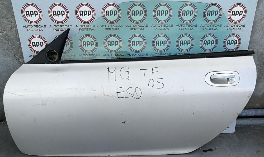Porta esquerda MG TF de 2005.