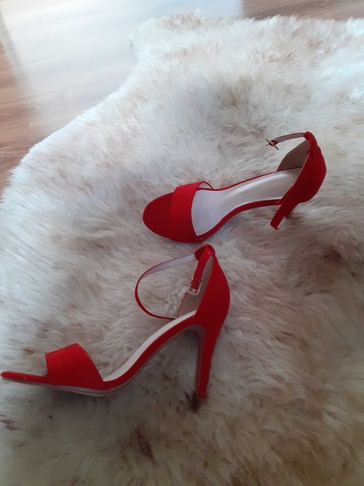 Czerwone eleganckie sandalki CCC