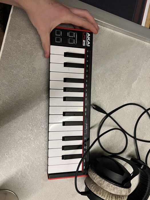 міді клавіатура AKAI