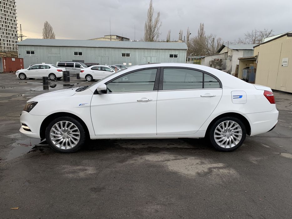 Оренда електромобіля Geely Emgrand EV300