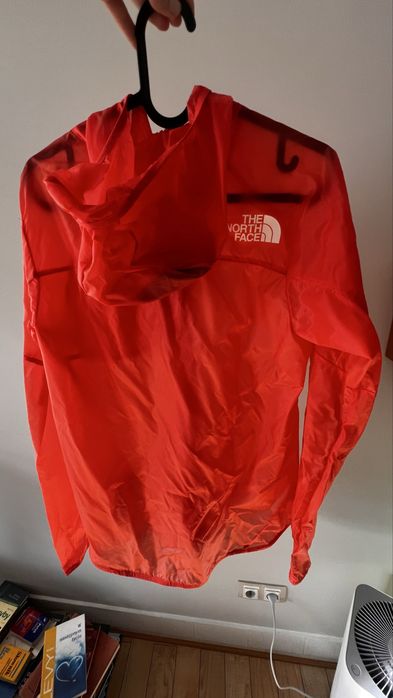 Oryginalna kurtka przeciwwiatrowa The North Face S z kapturem damska