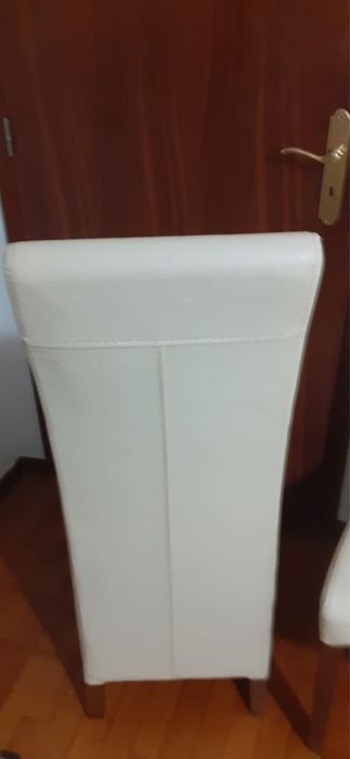 Cadeira branca com pé de madeira