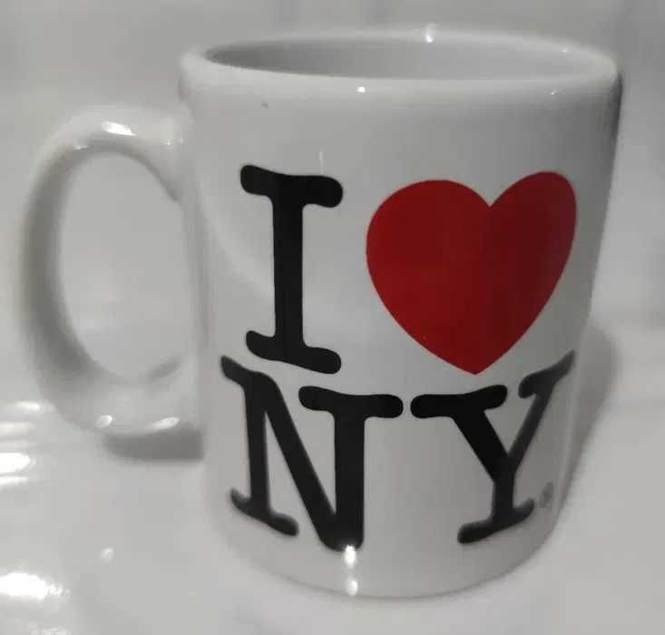 Copo de Café com o texto 'I Love NY' em preto e vermelho