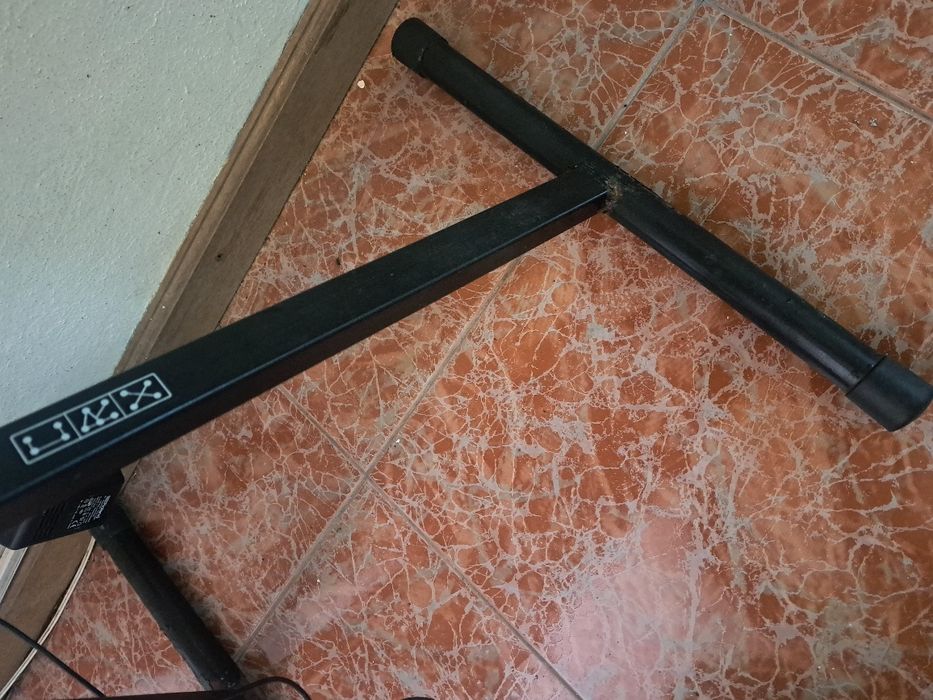 Piano Roland com pé