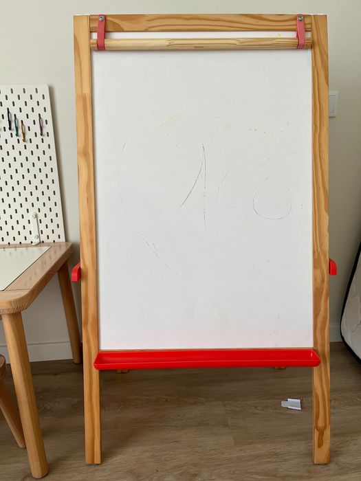 Mesa e quadro de atividades