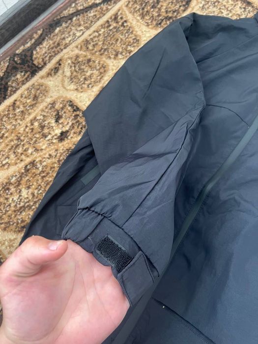 Нова вітровка Stone Island, матеріал який відштовхує воду . Стан як на фото