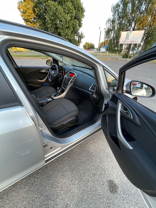 Автомобіль Opel Astra J