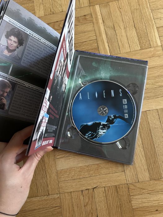 obcy dvd z książeczką