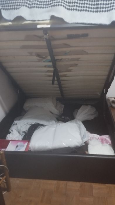 Cama de casal e Guarda roupas