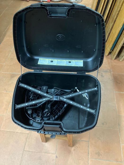 Top CaseTop case Givi como novo . Tem a base preparada para montar em Honda África Twin