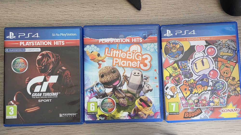 Vendo Playstation 4 com 2 comandos mais 3 jogos