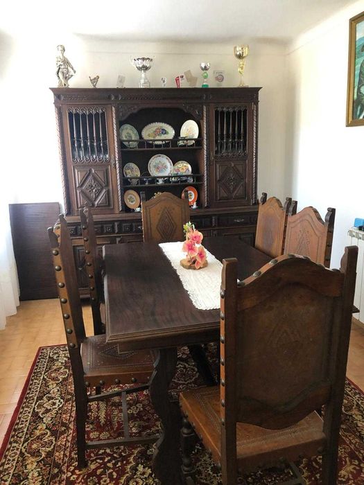 Mobília de Sala de Jantar  Antiga, com 8 Cadeiras