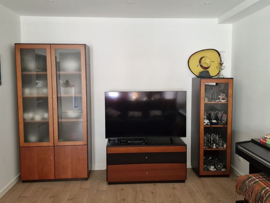 Móvel sala cristaleira e televisão