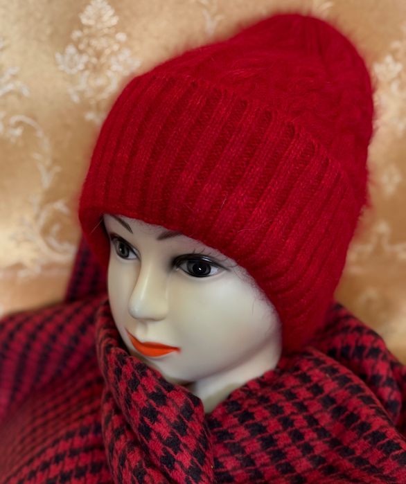 Шапка ангорова, тепла.