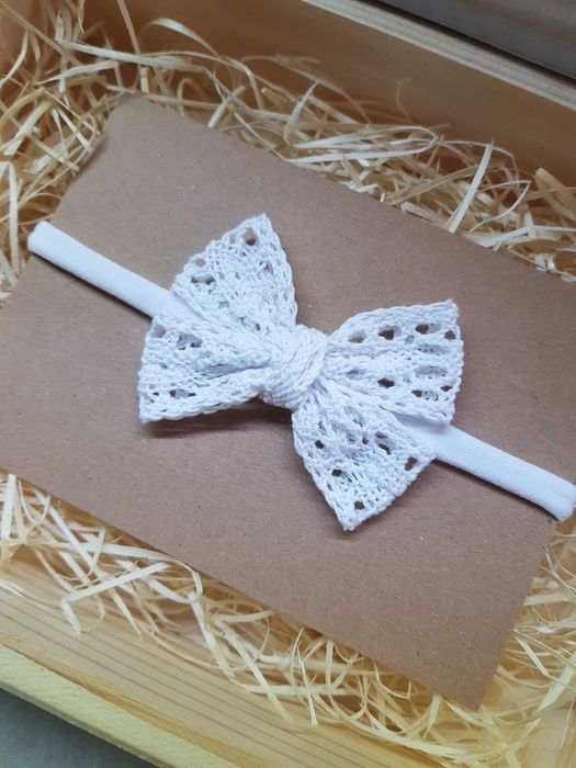 Biała opaska kokardka koronkowa ażurowa chrzest sesja urodziny