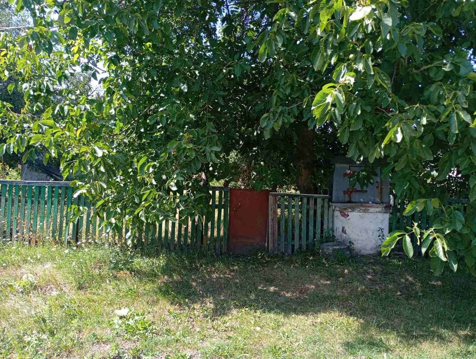 ТЕРМІНОВО  ПРОДАЄТЬСЯ  будинок на дві окремі половини смт.Червоне Бердичівський р-н, Житомирська обл