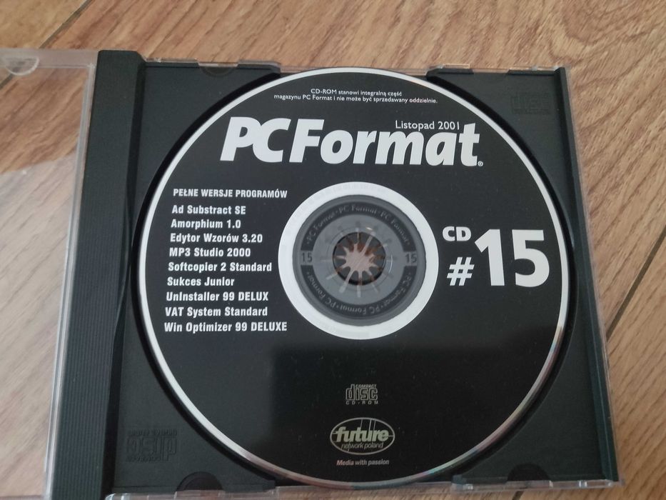 CD-ROM "PC Format" z listopada 2001 roku