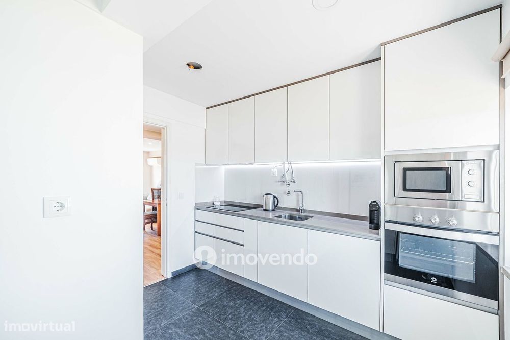 Apartamento T2 com boas áreas e muita luz natural, em Telheiras