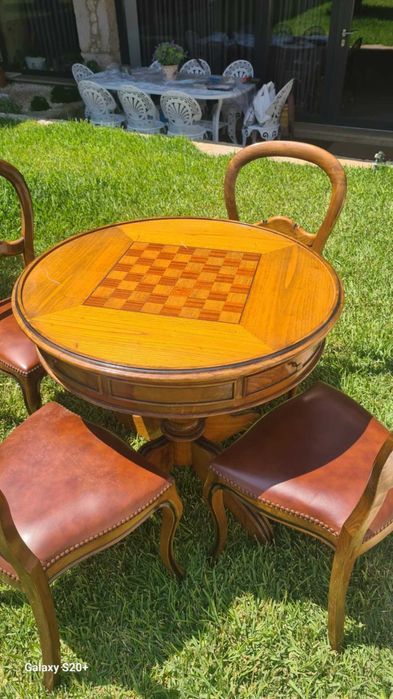 MESA DE JOGO com 4 cadeiras