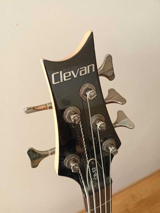 gitara basowa Clevan aktywna 5 strun z pokrowcem