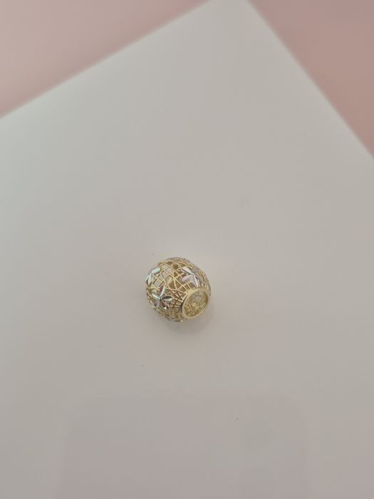 Złoty charms typu Pandora ażurowa kulka kwiatki białe żółte złoto p. 585
