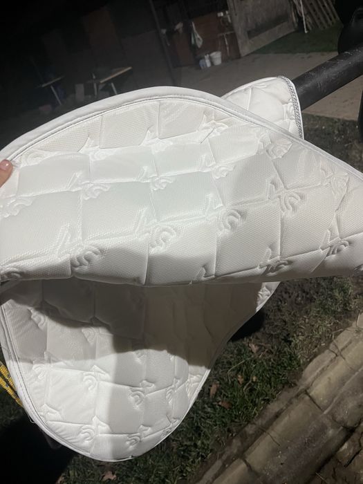 Czaprak vs full biały