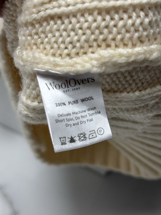 Подовжений теплий обʼємний светр з вовни.