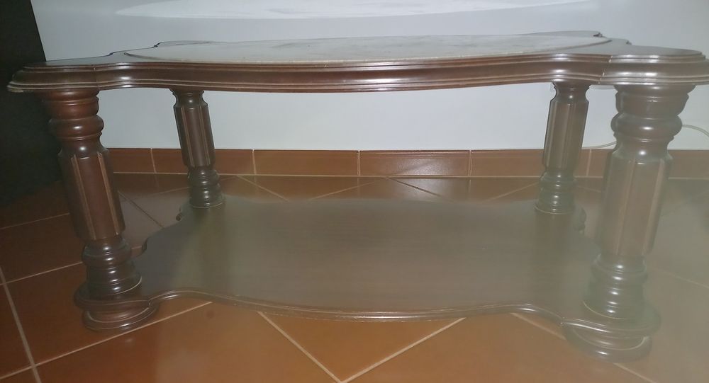 Mesa de sala com tampo em mármore
