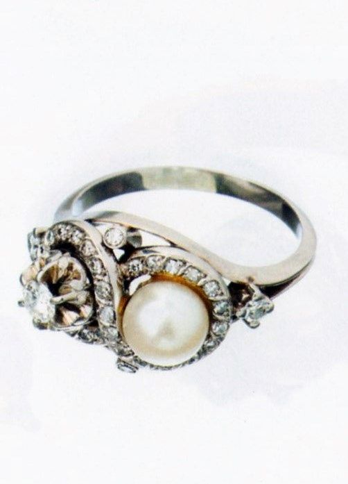 Anel antigo em ouro, safira e diamantes