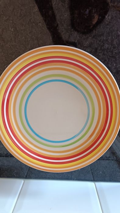 Pratos rasos coloridos e azuis