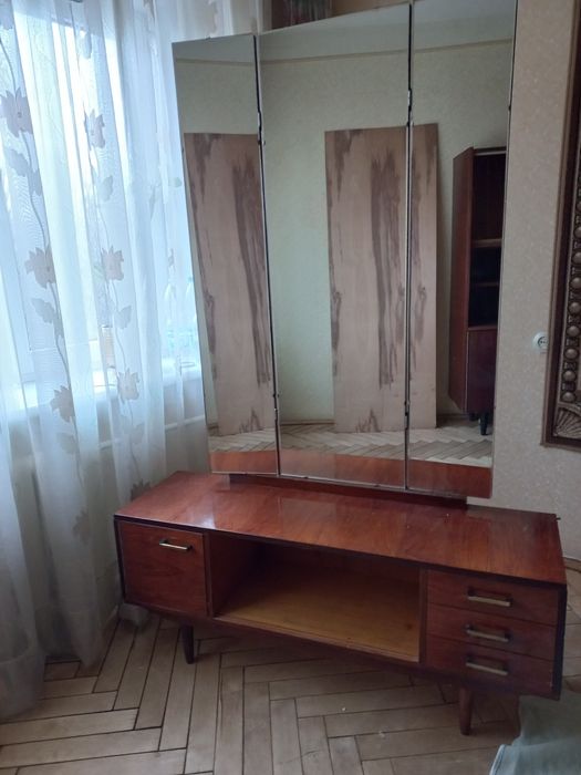 Продам трюмо в ідеальномі стані