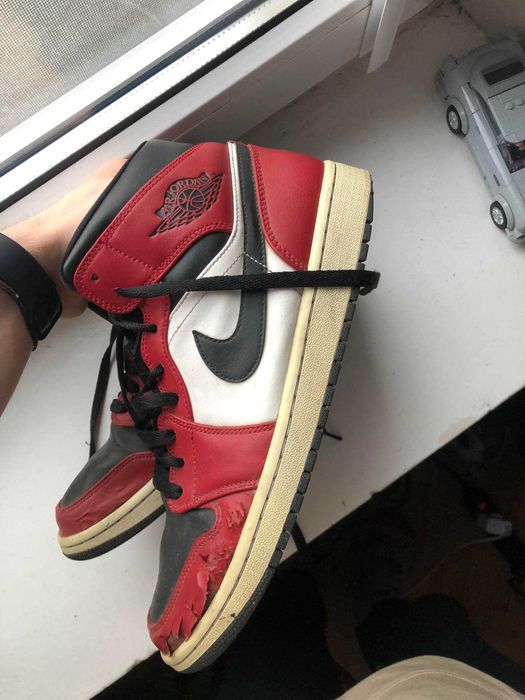 Air Jordan 1 Mid Chicago Black Toe