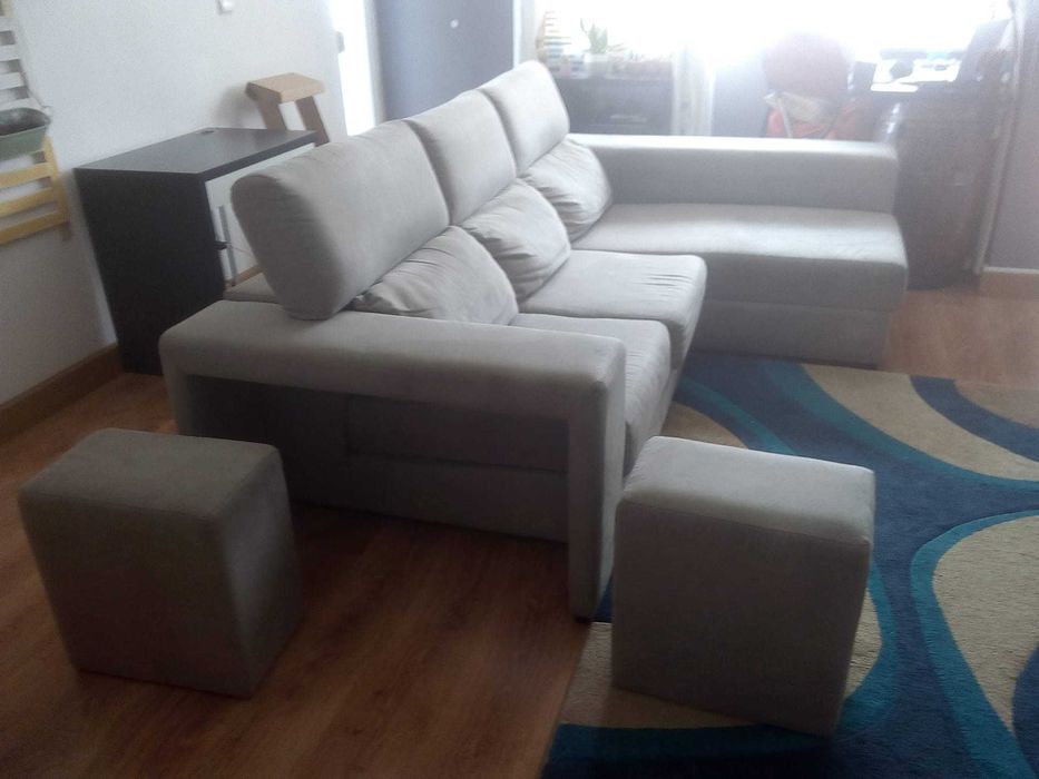 Sofá com chaise longue e dois bancos